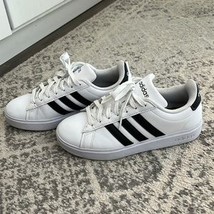 Adidas 6.5 Sneakers white with black stripes. Cloud foam comfort.